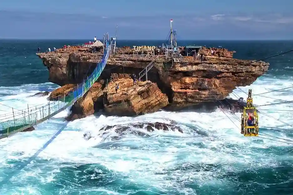 Pantai Timang Gunungkidul Ikon Ekstrem yang Menantang Adrenalin